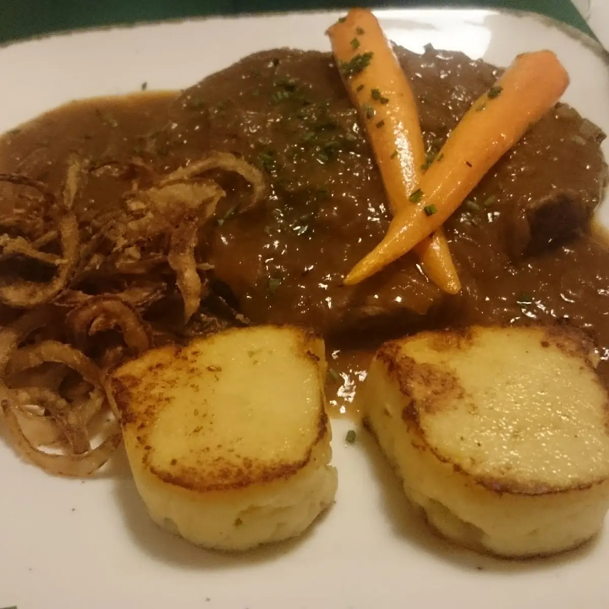 Geschmorter Zwiebelrostbraten Mit Gebratenem Kartoffelkuchen