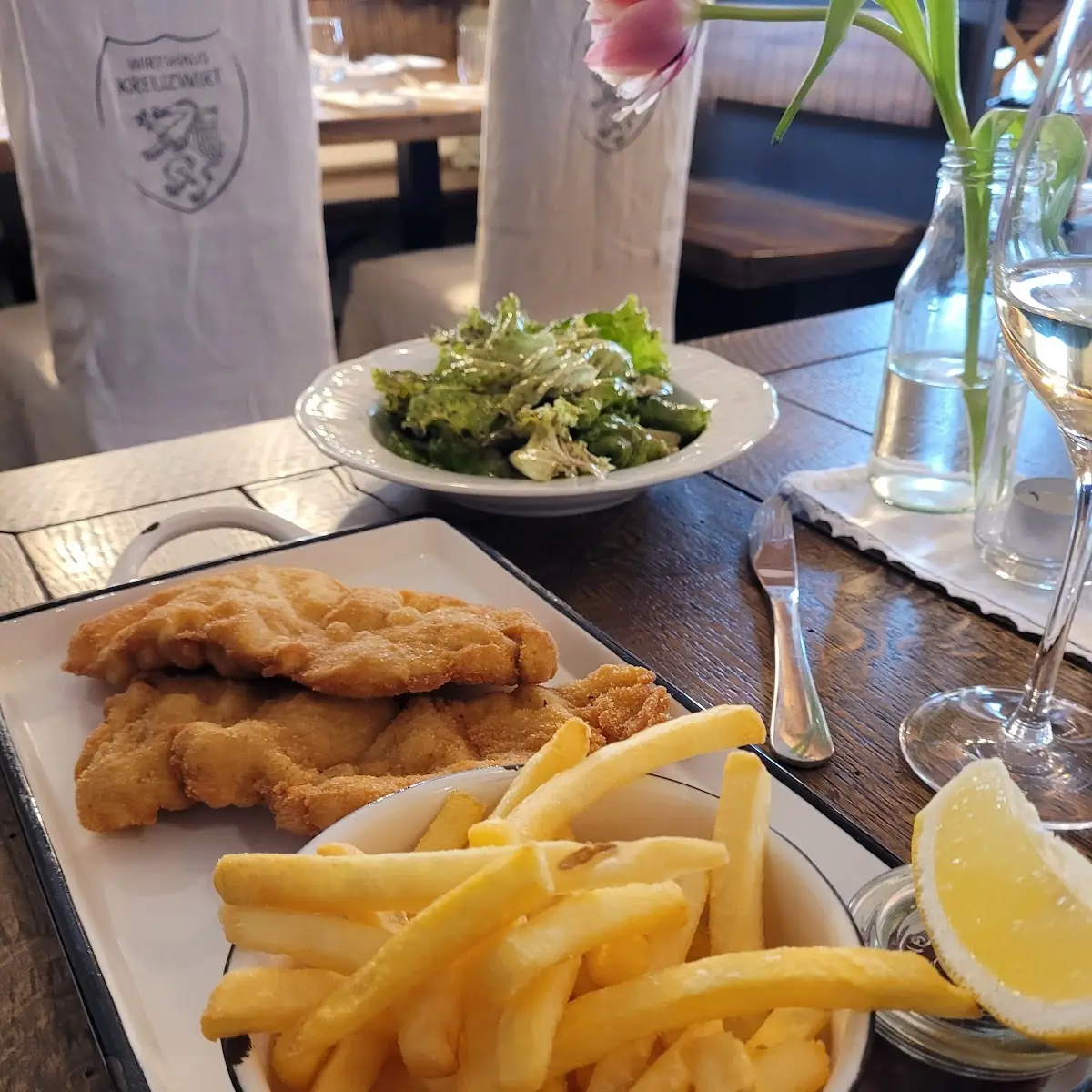 Paniertes Schnitzel Pommes Und Salat