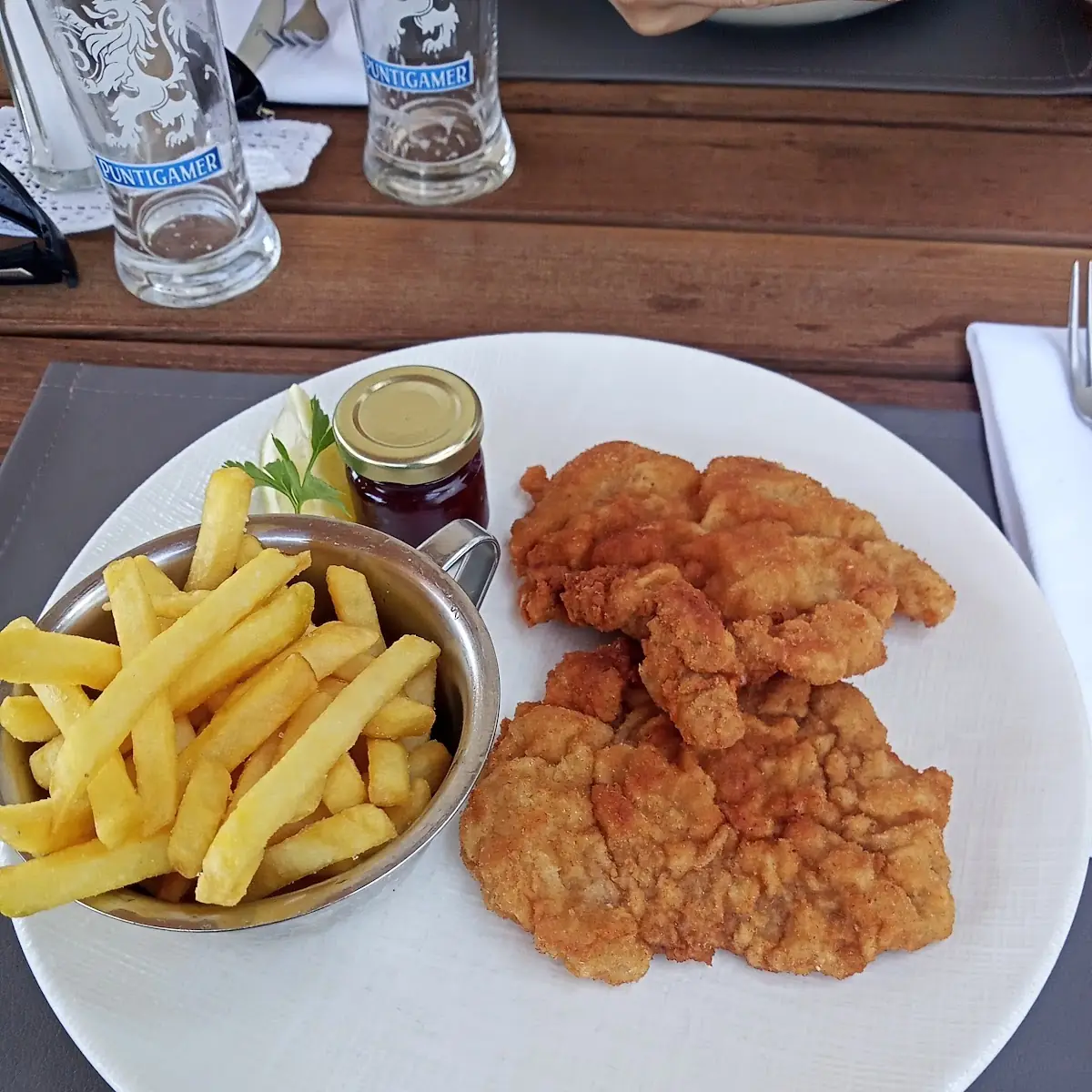 Wiener Schnitzel Mit Pommes Frites Und Preiselbeeren