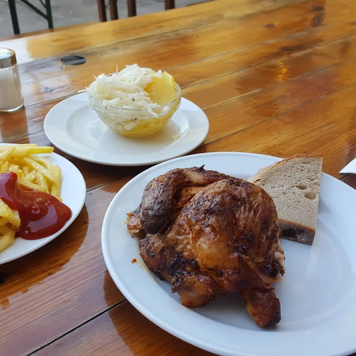 Grillhendel Mit Salat Und Pommes Frites