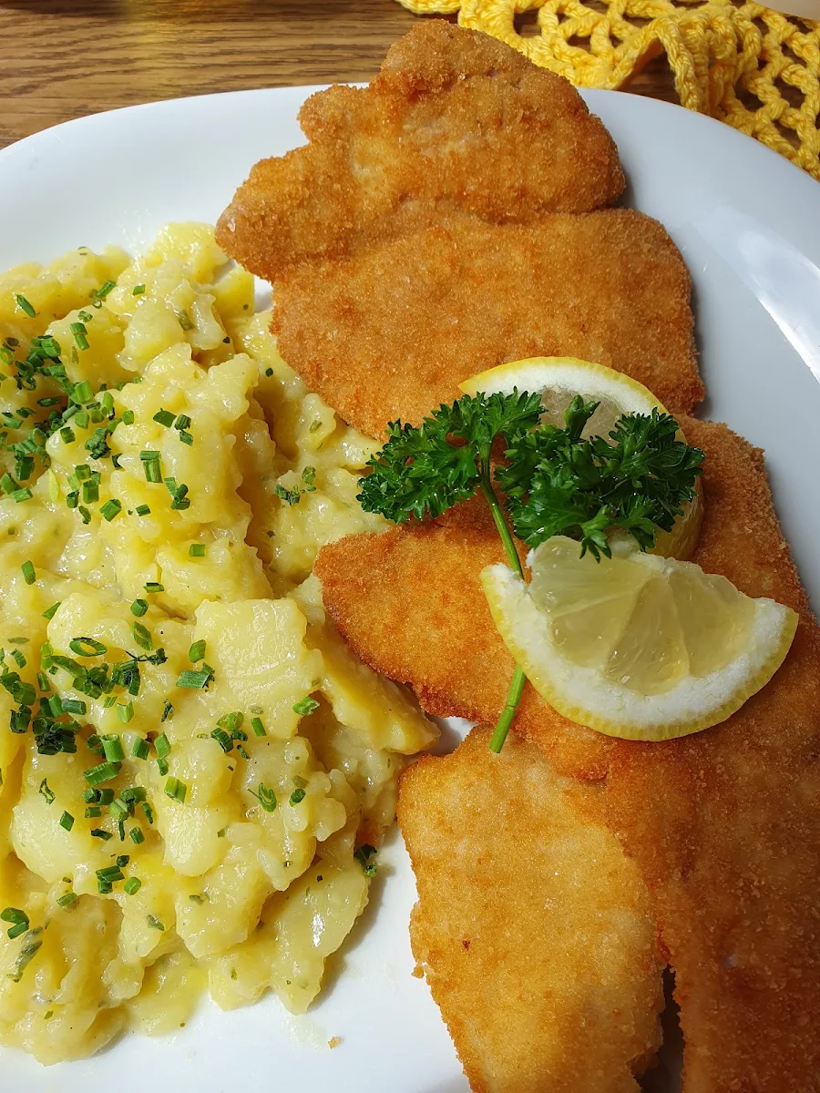 Wiener Schnitzel Vom Schwein Mit Pommes Frittes Und Gemischtem Salat