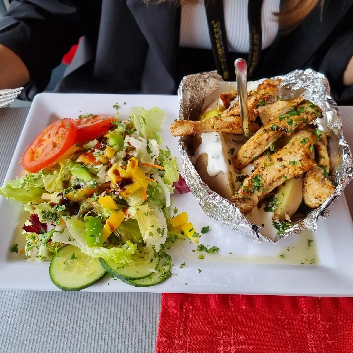 Ofenkartoffel Chicken Mit Gebratenen Hühnerstreifen