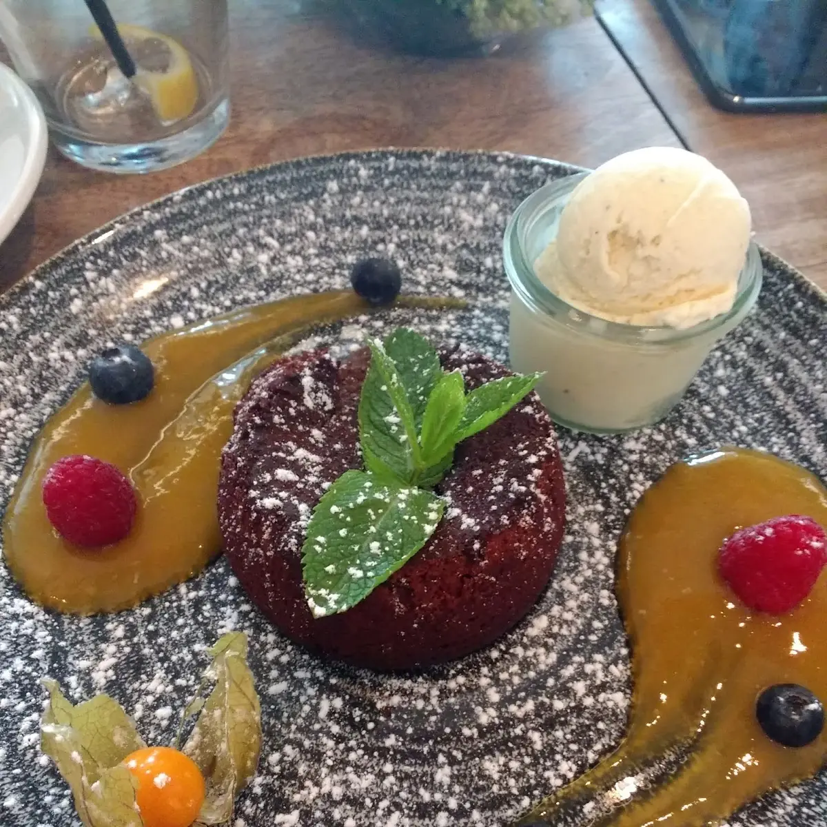 Flüssiger Schokokuchen Mit Vanilleeis