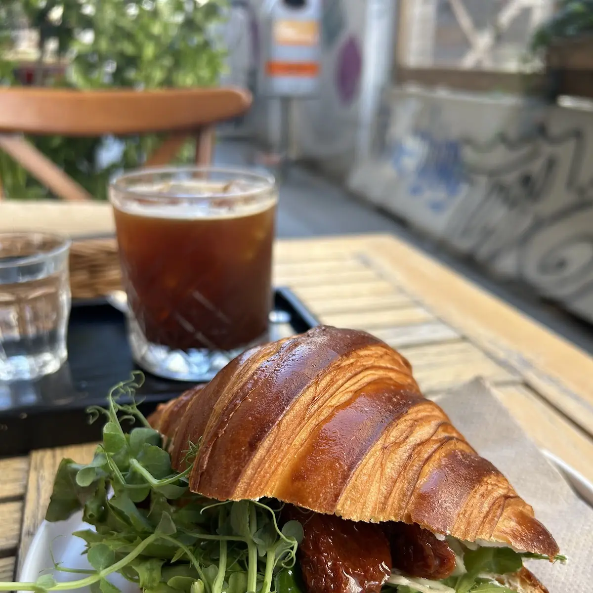 Ham & Cheese Croissant Plus Kaffee