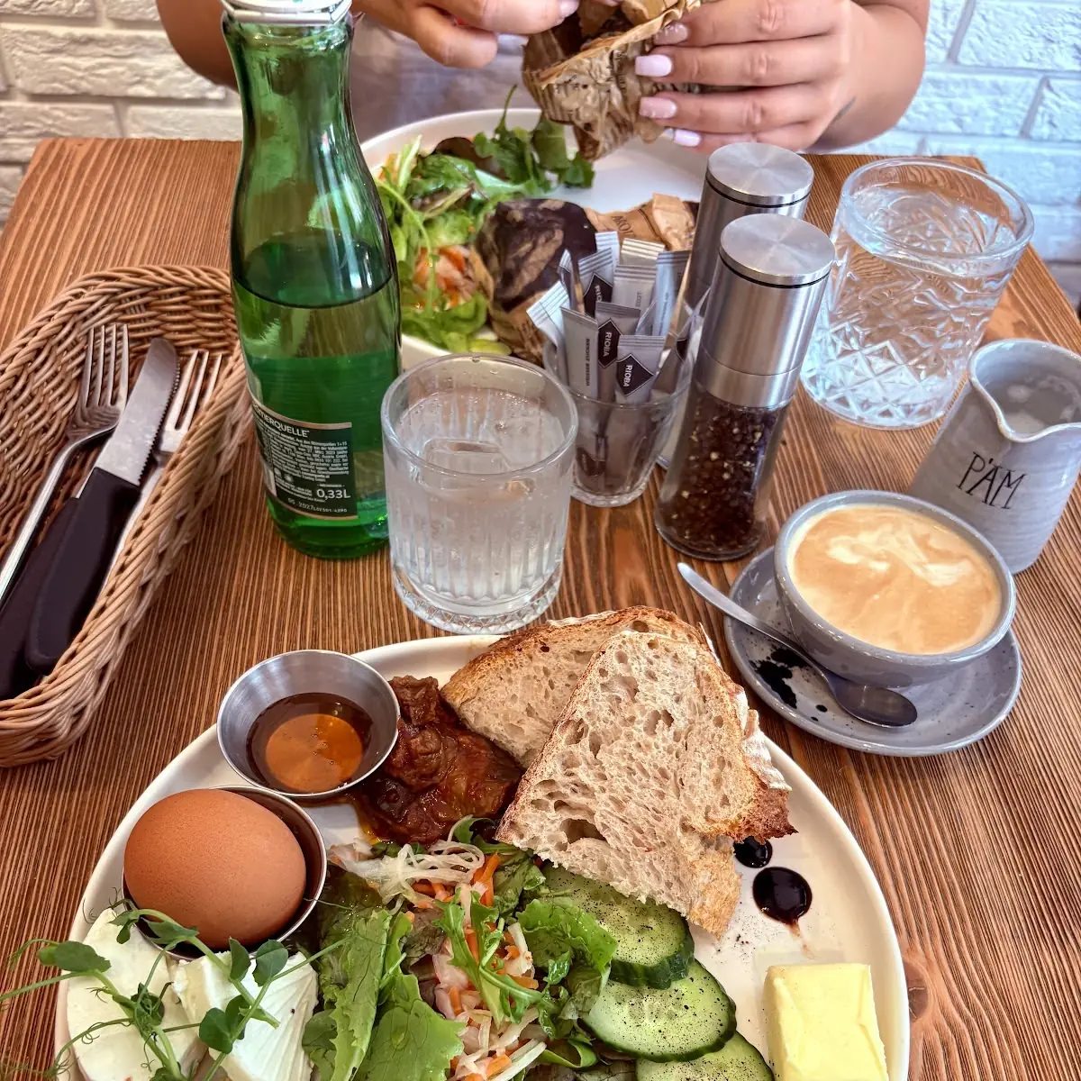 Hummus Bagel Plus Kaffee