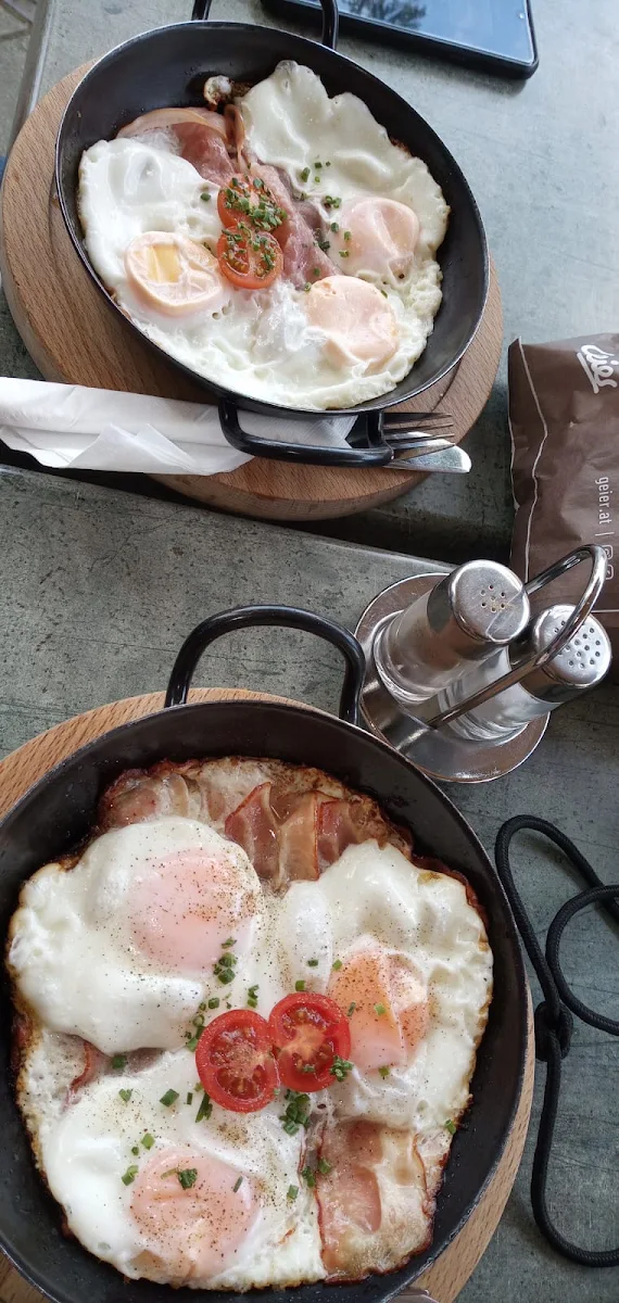 Ham And Eggs Und Bacon And Eggs