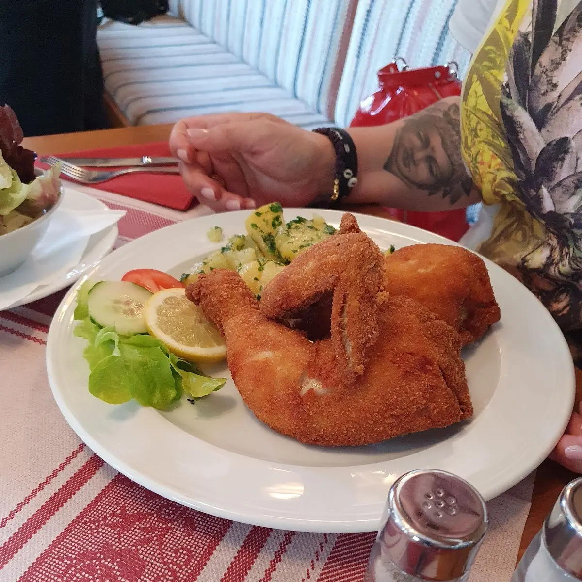 Backhenderl Mit Petersolkartoffel Und Gemischtes Salat