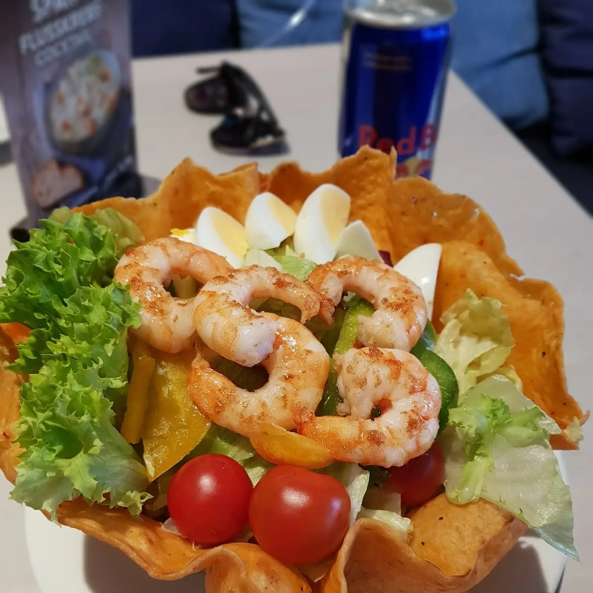 Salat Mit Garnelen In Tortilla-bowl