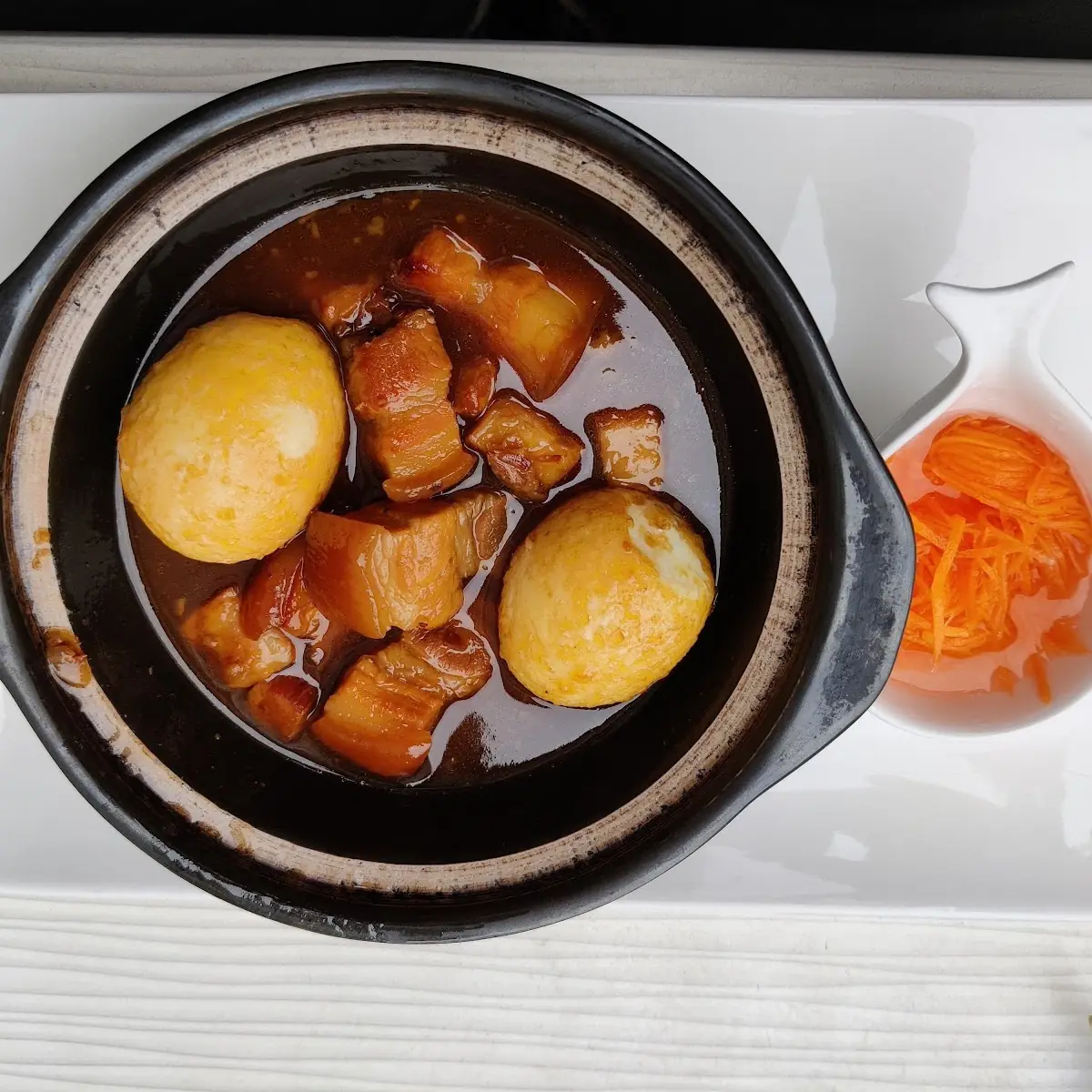 Geschmortes Bauchfleisch Mit Eiern Und Spezieller Sauce