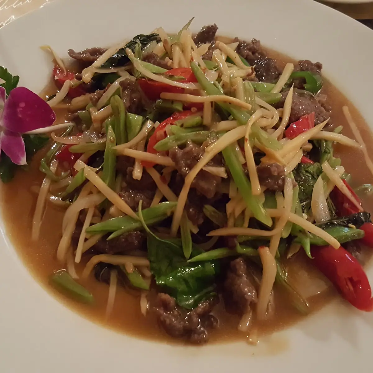 Rindfleisch Mit Chili Und Thai Basilikum Und Reis