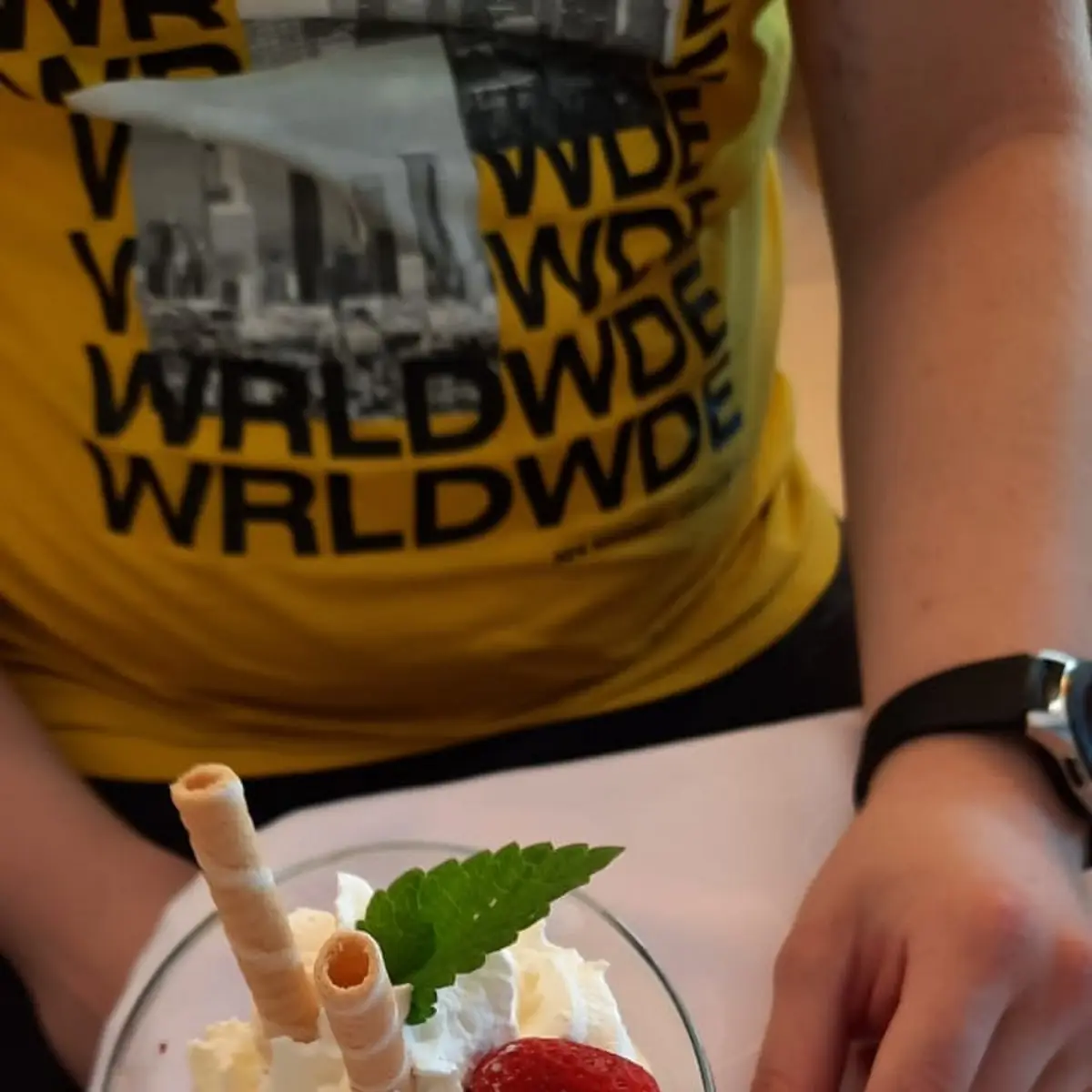 Erdbeereisbecher