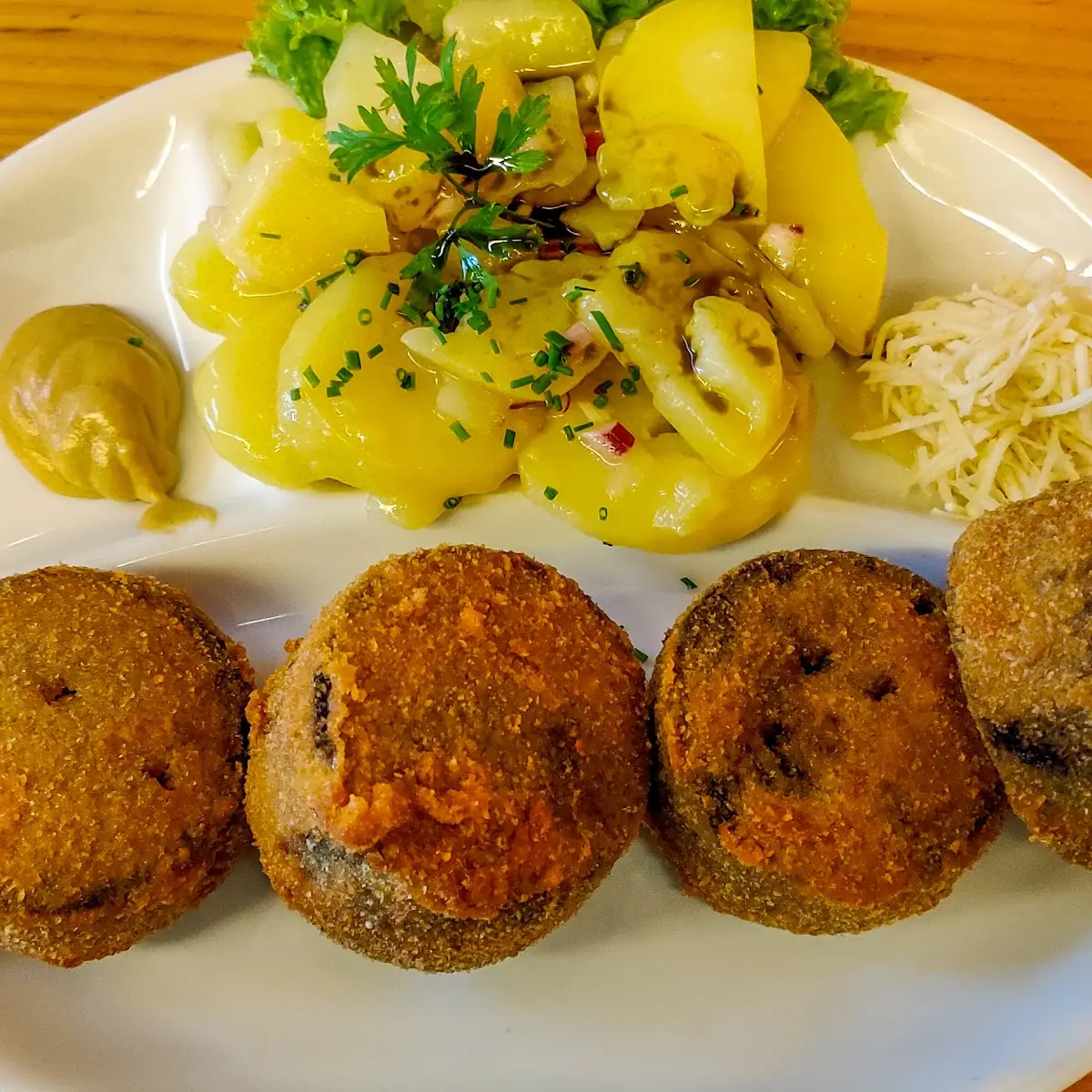 Gebackene Blunznradln Mit Erdäpfelsalat Senf Und Kren