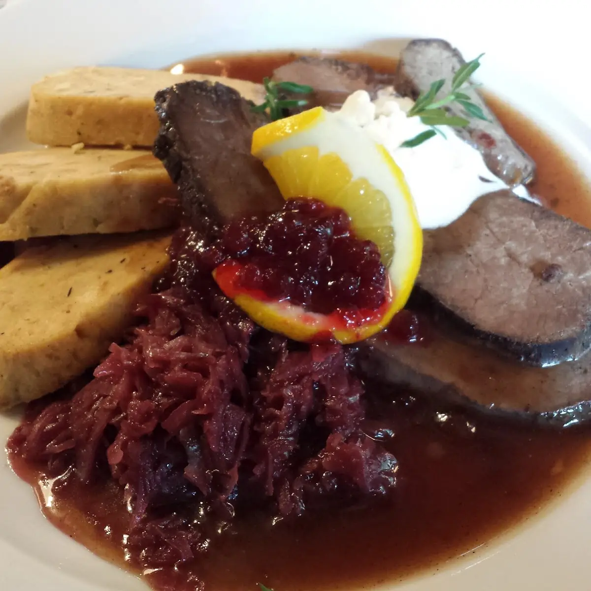 Gänsebraten Mit Knödel Und Rotkohl