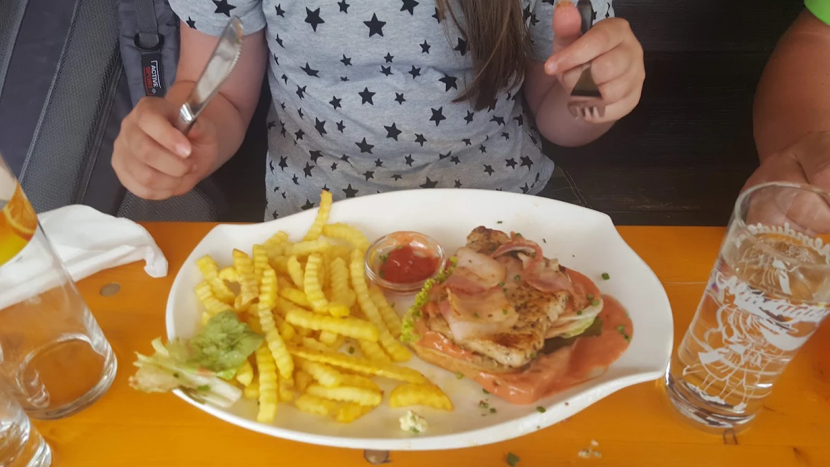 Salatteller Mit Gegrillten Hühnerstreifen