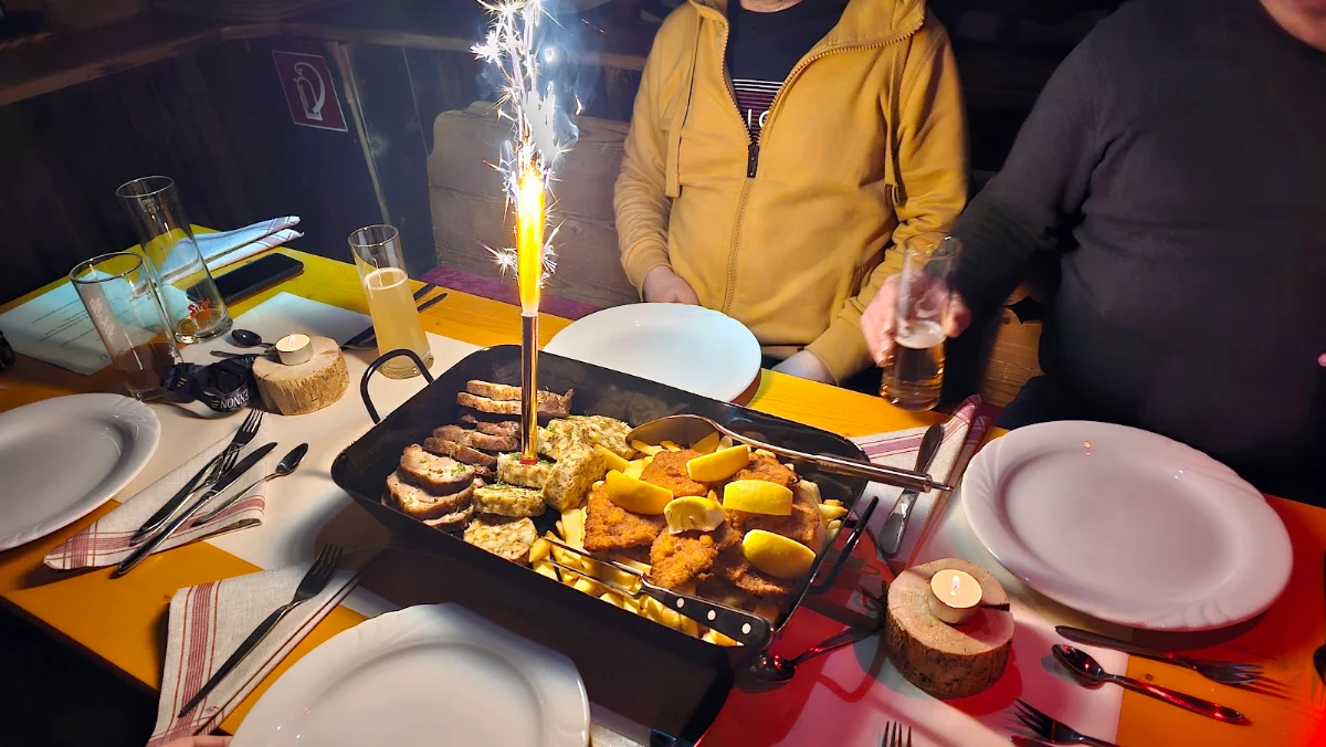 Schweinsbraten Schnitzel Knödel Ums Pommes