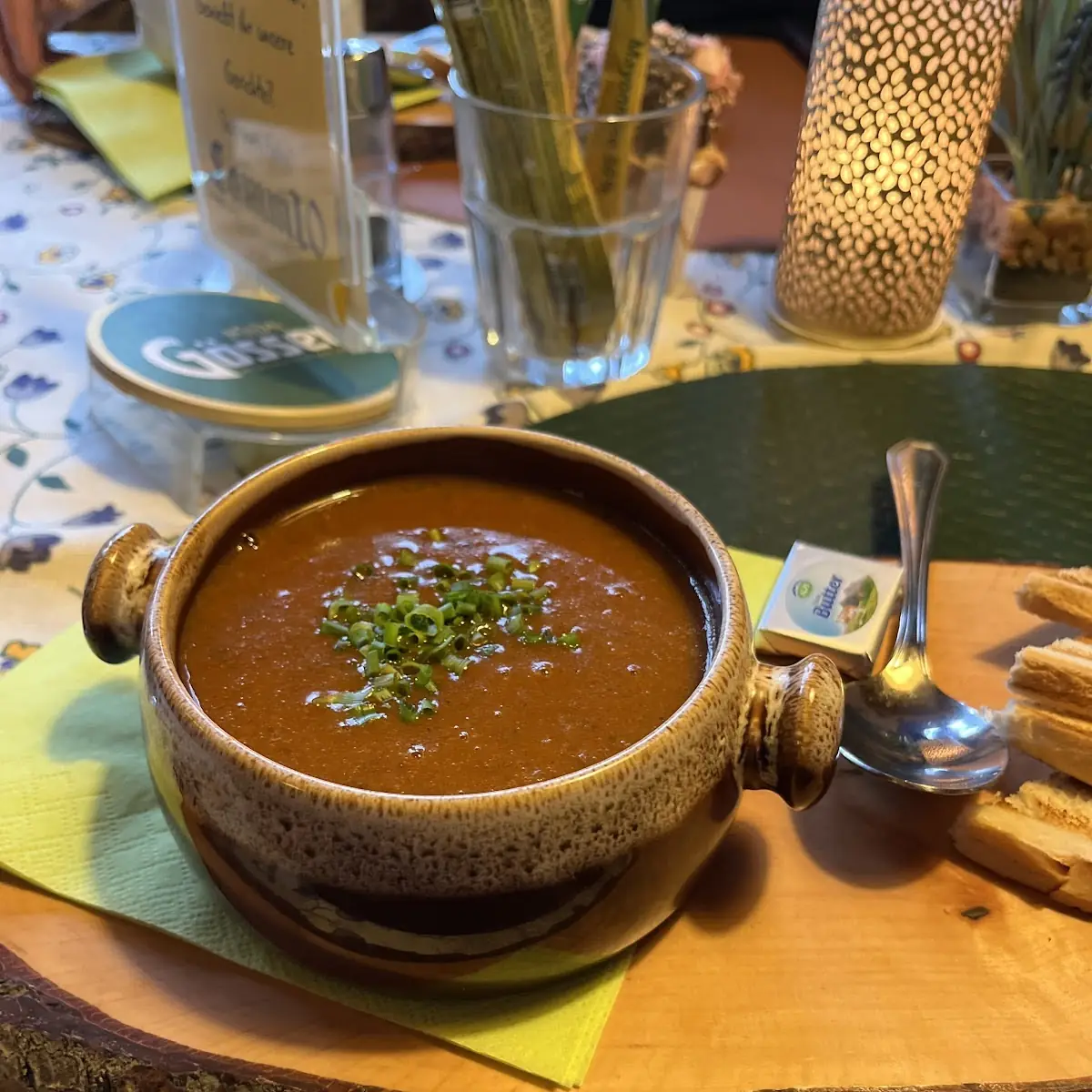 Goulash Soep Met Brood Geserveerd