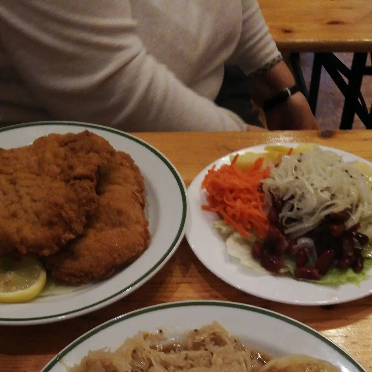Grammelknödel Mit Sauerkraut Vorne Wiener Schnitzel Vom Schwein Mir Gemischtem Salat Hinten