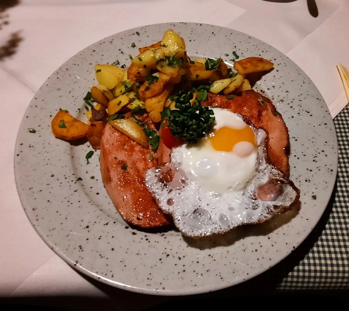Leberkäs Mit Ei Und Bratkartoffeln