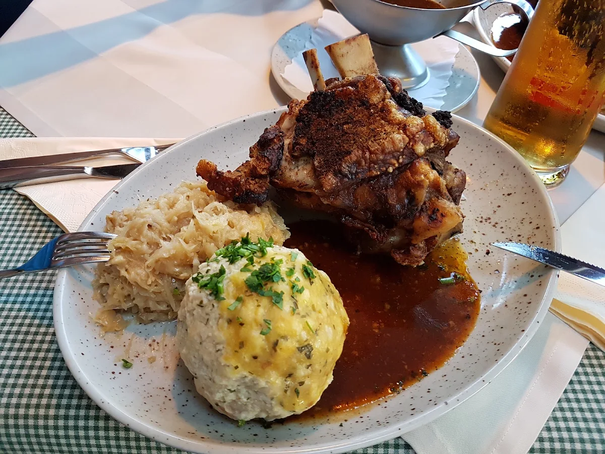 Schweinshaxen Mit Knödel Und Krautsalat