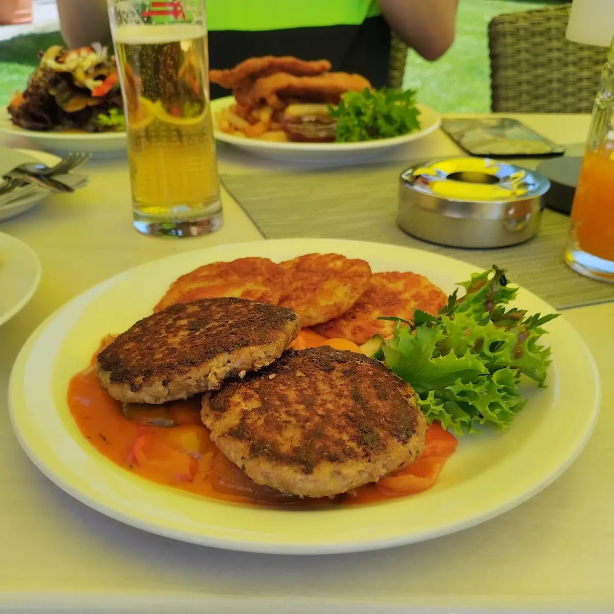 Fleischlaberl Mit Kartoffeln Puffer Und Guter Gemüse Soße
