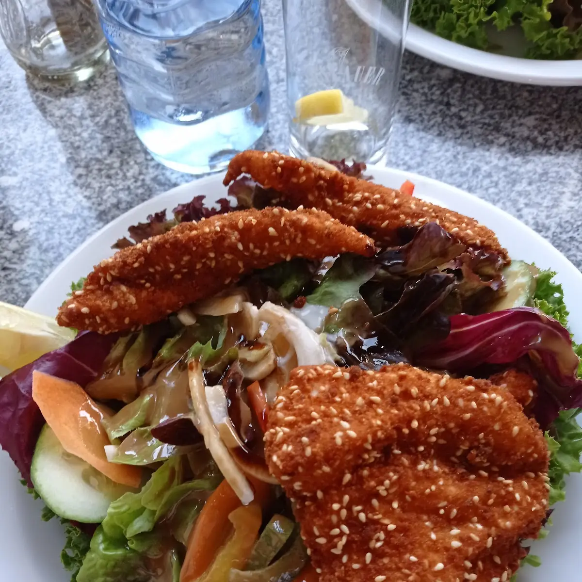 Gemischter Salat Mit Hähnchen In Sesampanade