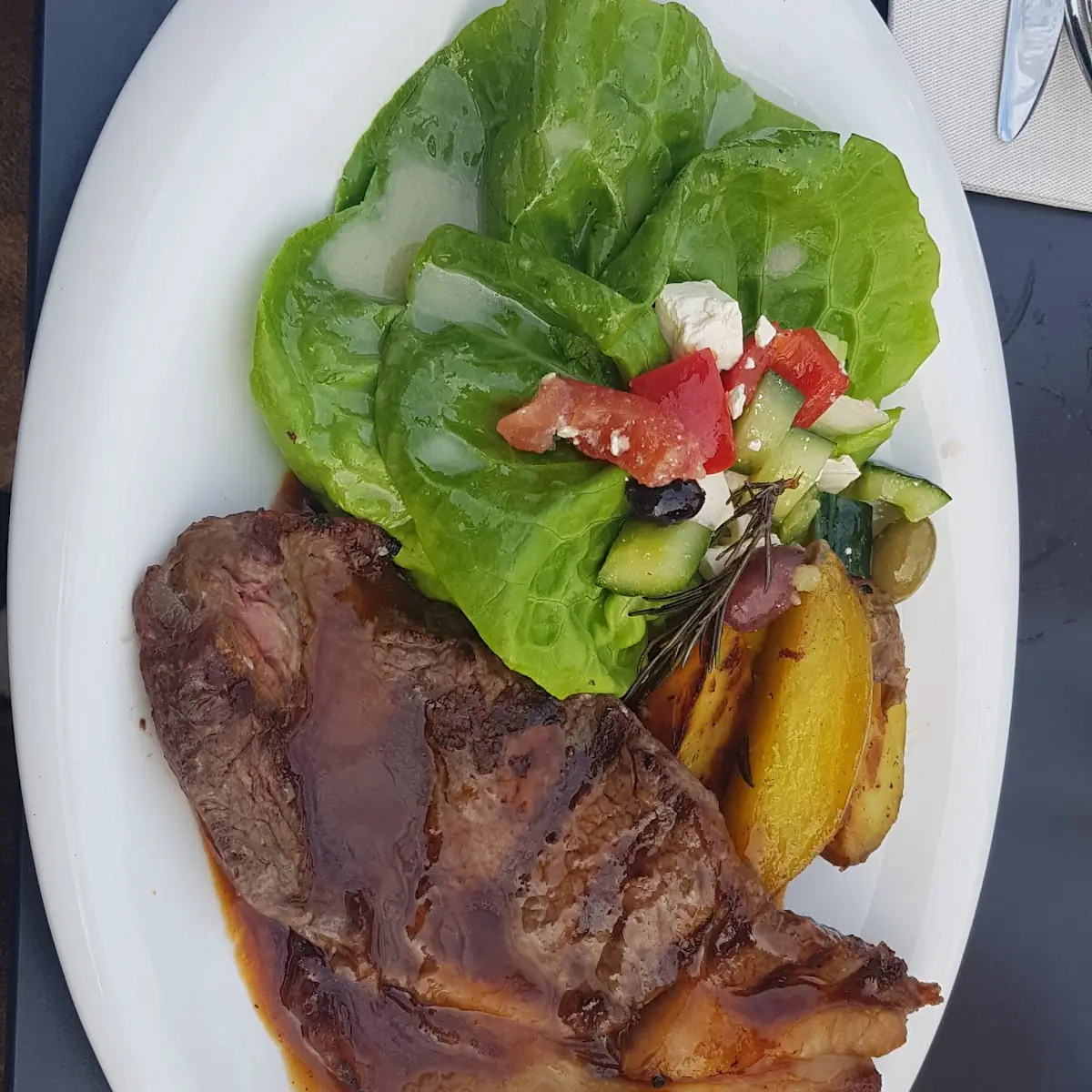 Beiried Mit Rosmarin-kartoffeln JuS Und Griechischem Salat