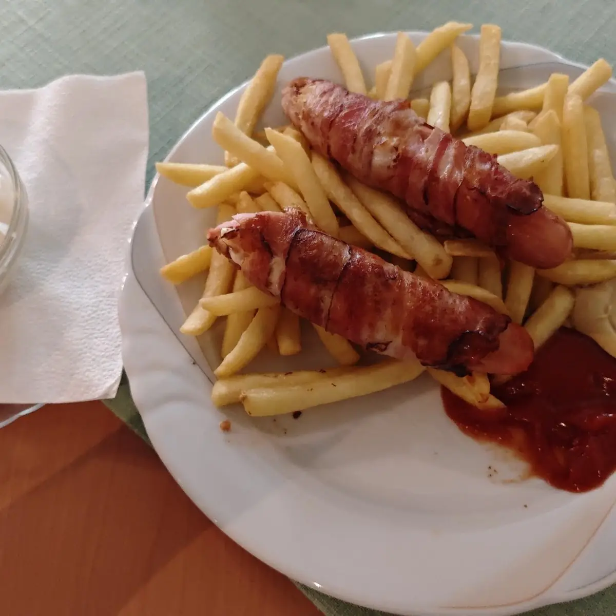 Berner Würstl Mit Pommes