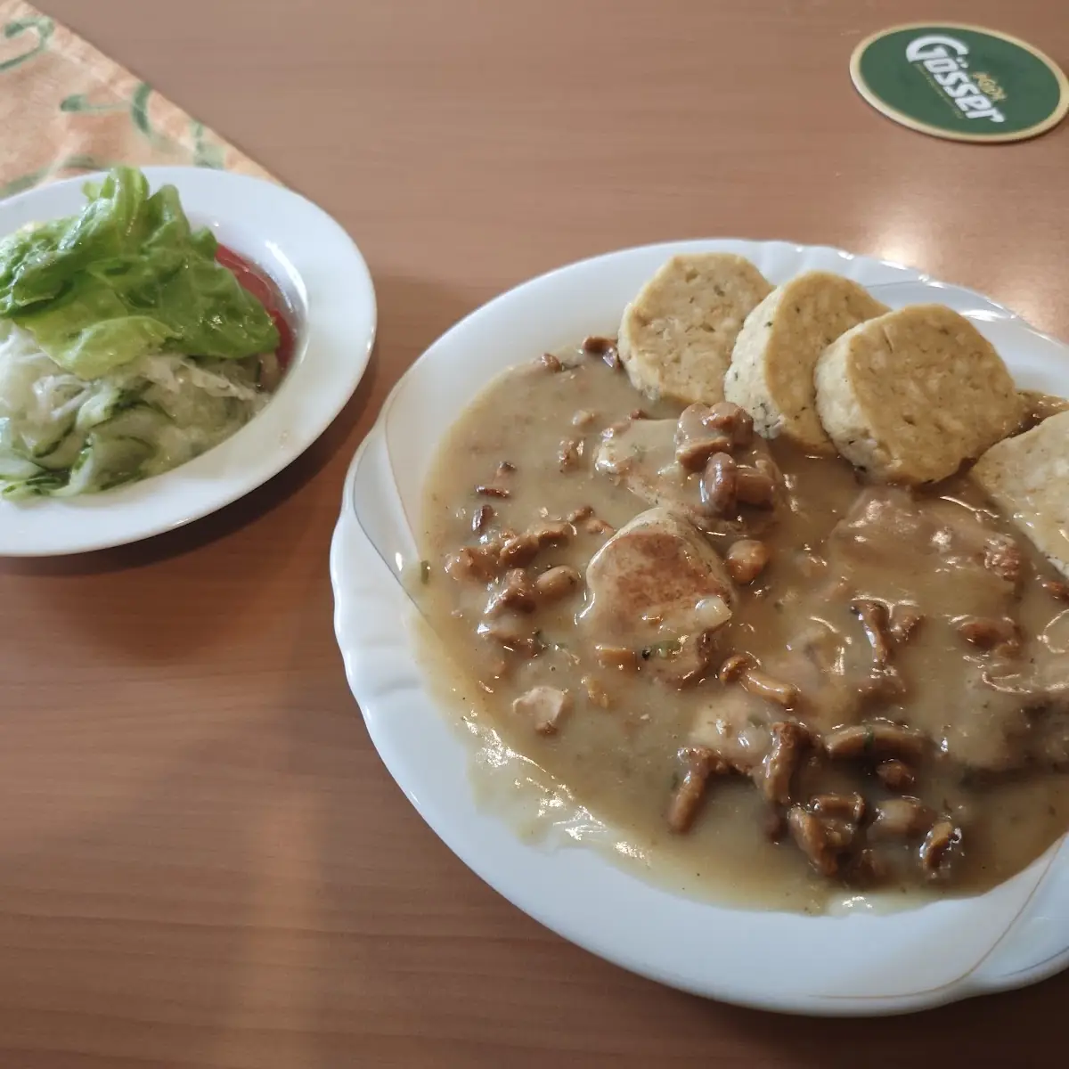 Schweinemedaillons Mit Eierschwammerl Und Serviettenknödel