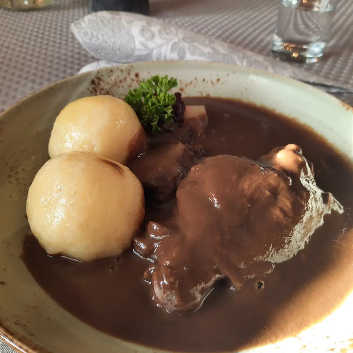 Feldhase In Brauner Sauce Mut Köstlichen Erdäpfelknödel
