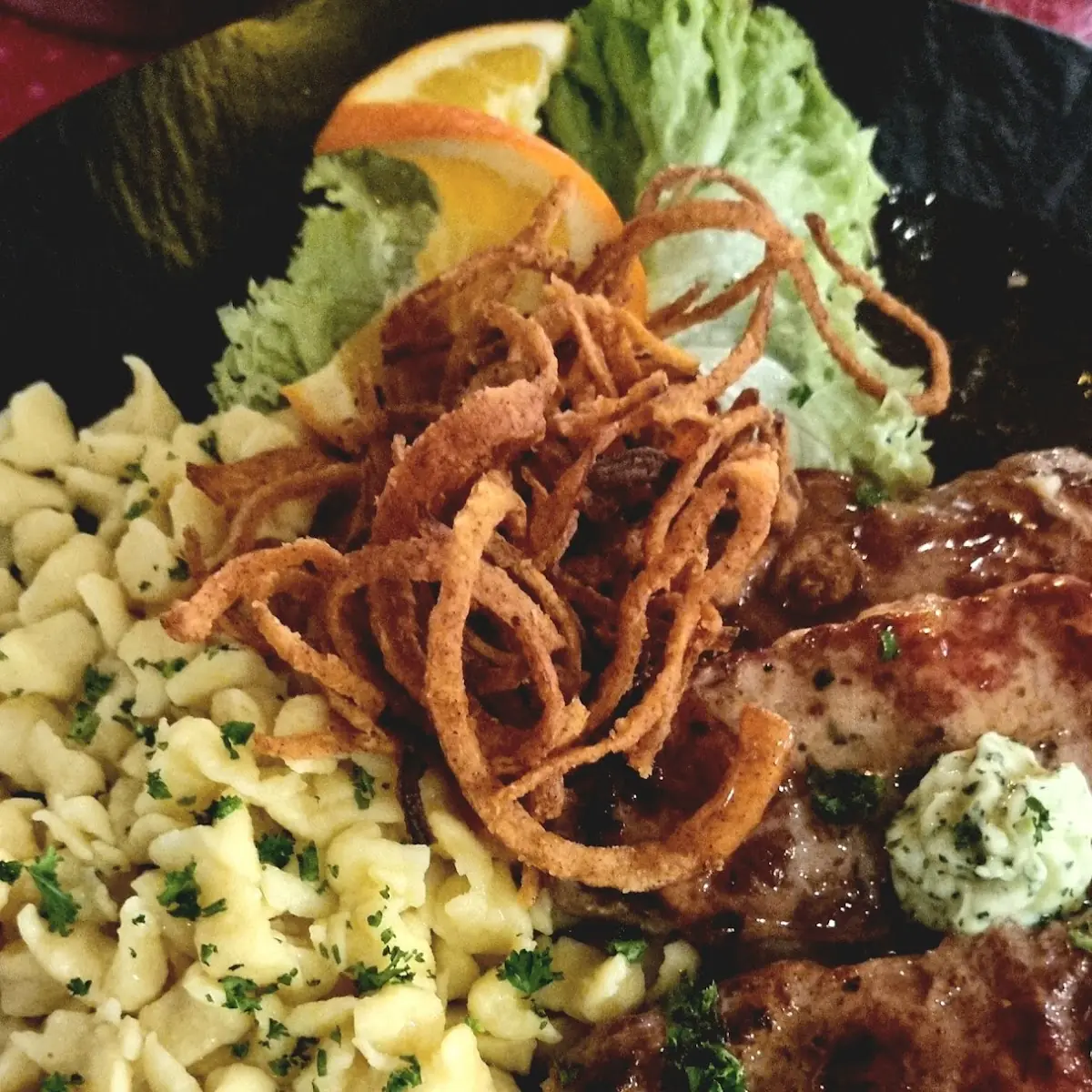 Gegrillter Filetteller Mit Kräuterbutter Röstzwiebeln Und Auf Meinen Wunsch Butterspätzle