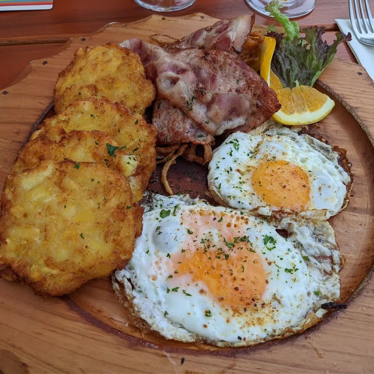Rösti Mit Spiegelei Und Zwiebeln