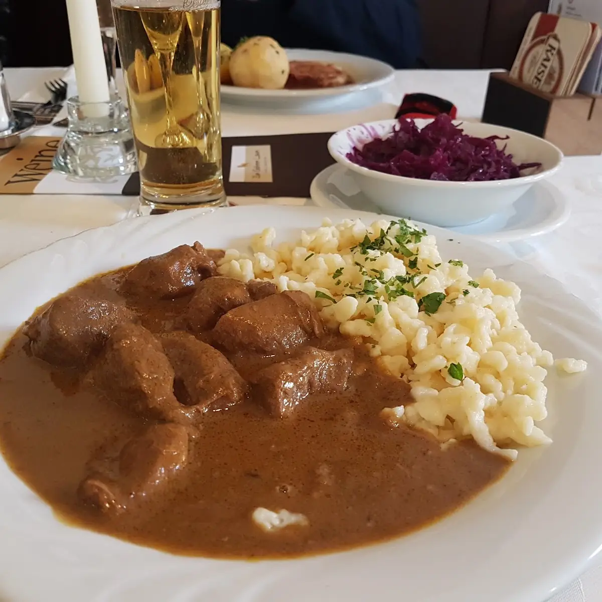 Wildgeschnetzeltes Mit Nockerl Und Blaukraut