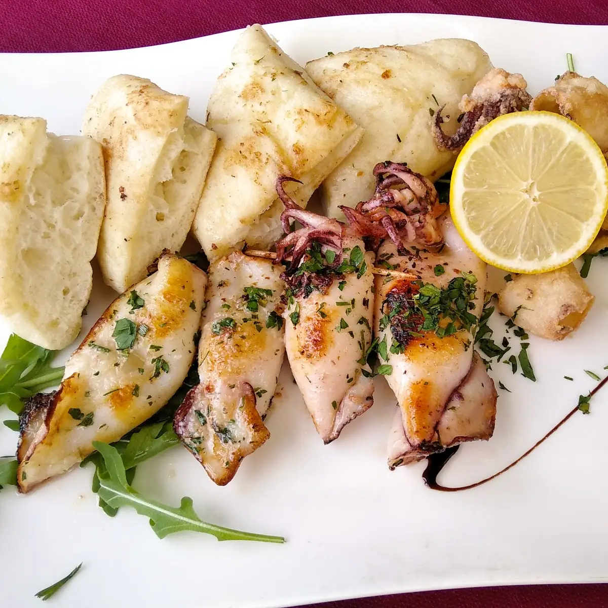 Gemischter Calamari Teller Mit Pita