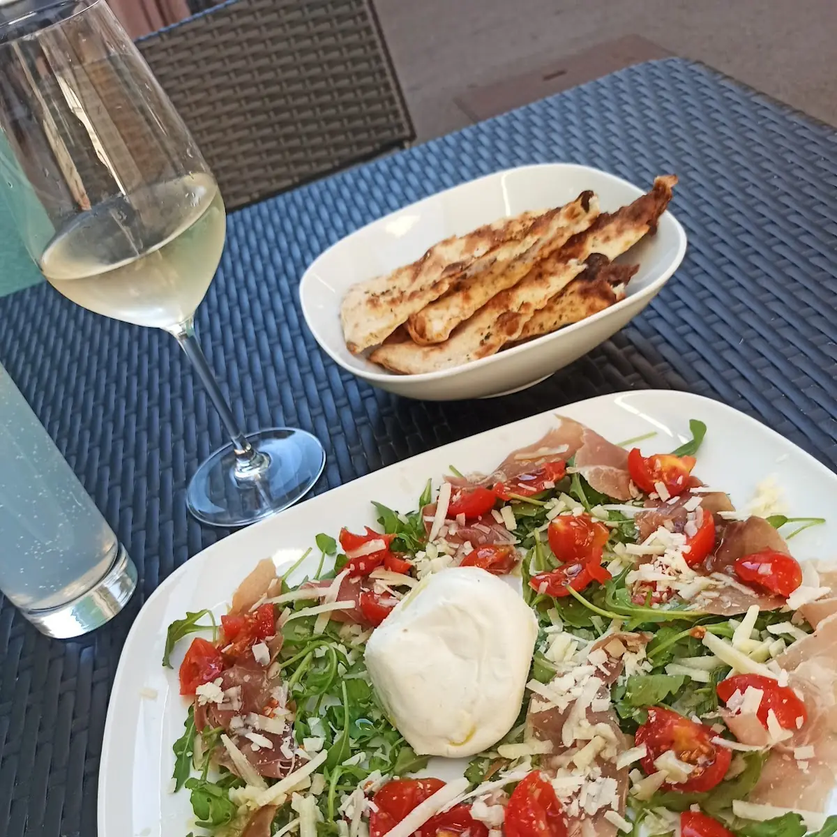 Tricolore - Büffelmozarella Rucola Cherrytomaten Mit Rohschinken Und Parmesan