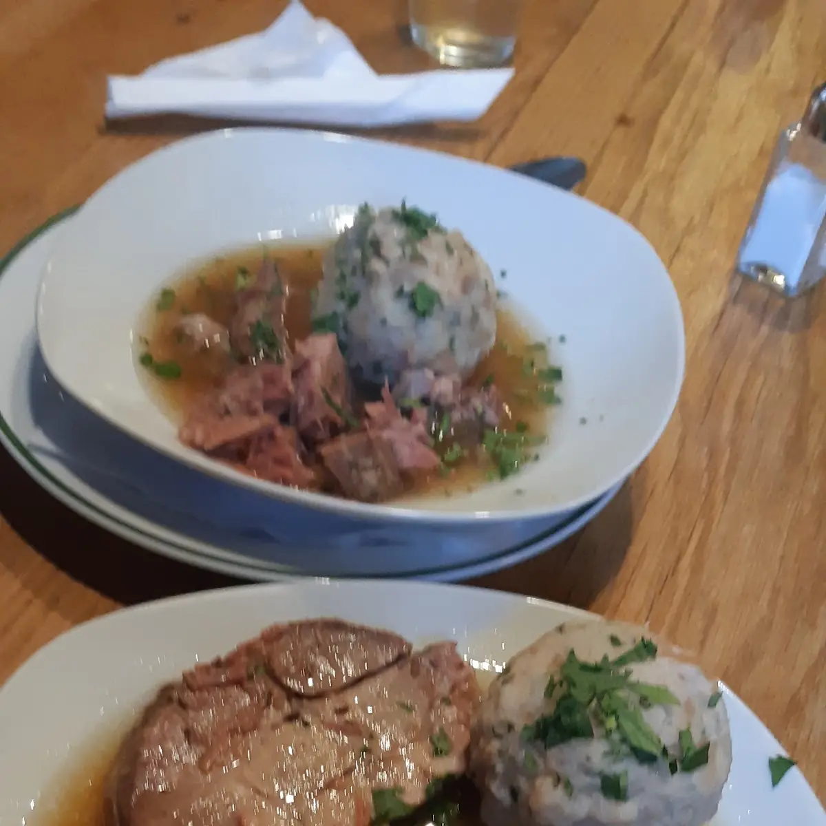 Schweinebraten Mit Sauerkraut Und Semmelknödel