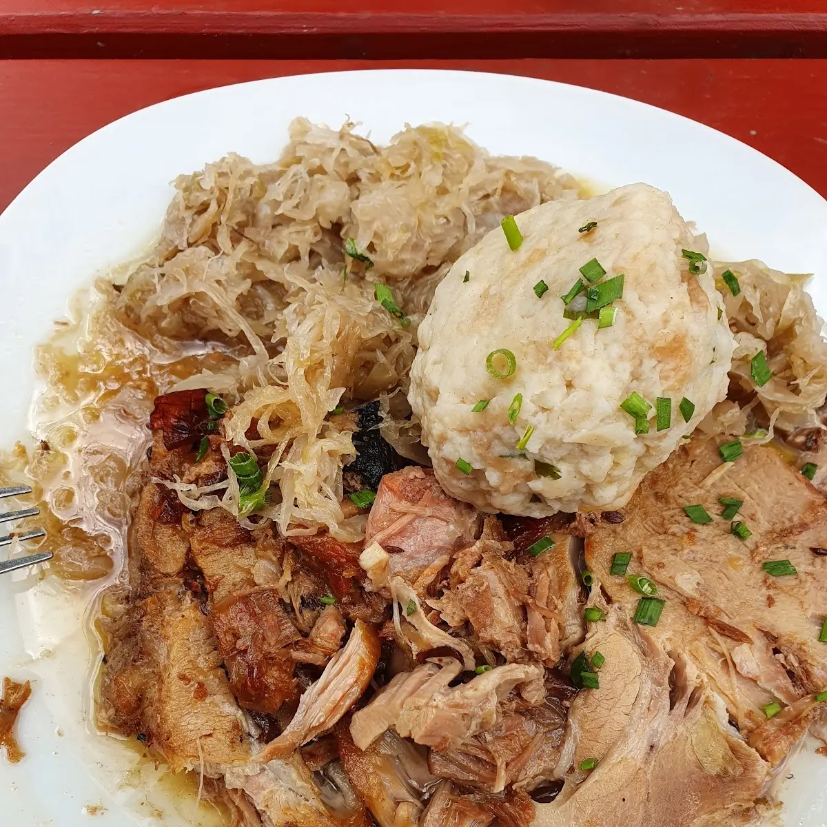 Schweinsbraten Mit Sauerkraut Und Knödel