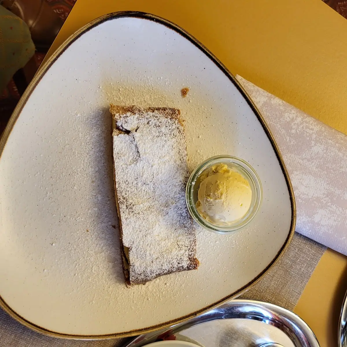 Cappuccino Und Topfenstrudel Mit Vanilleeis War Sehr Sehr Gut Einfach Köstlich
