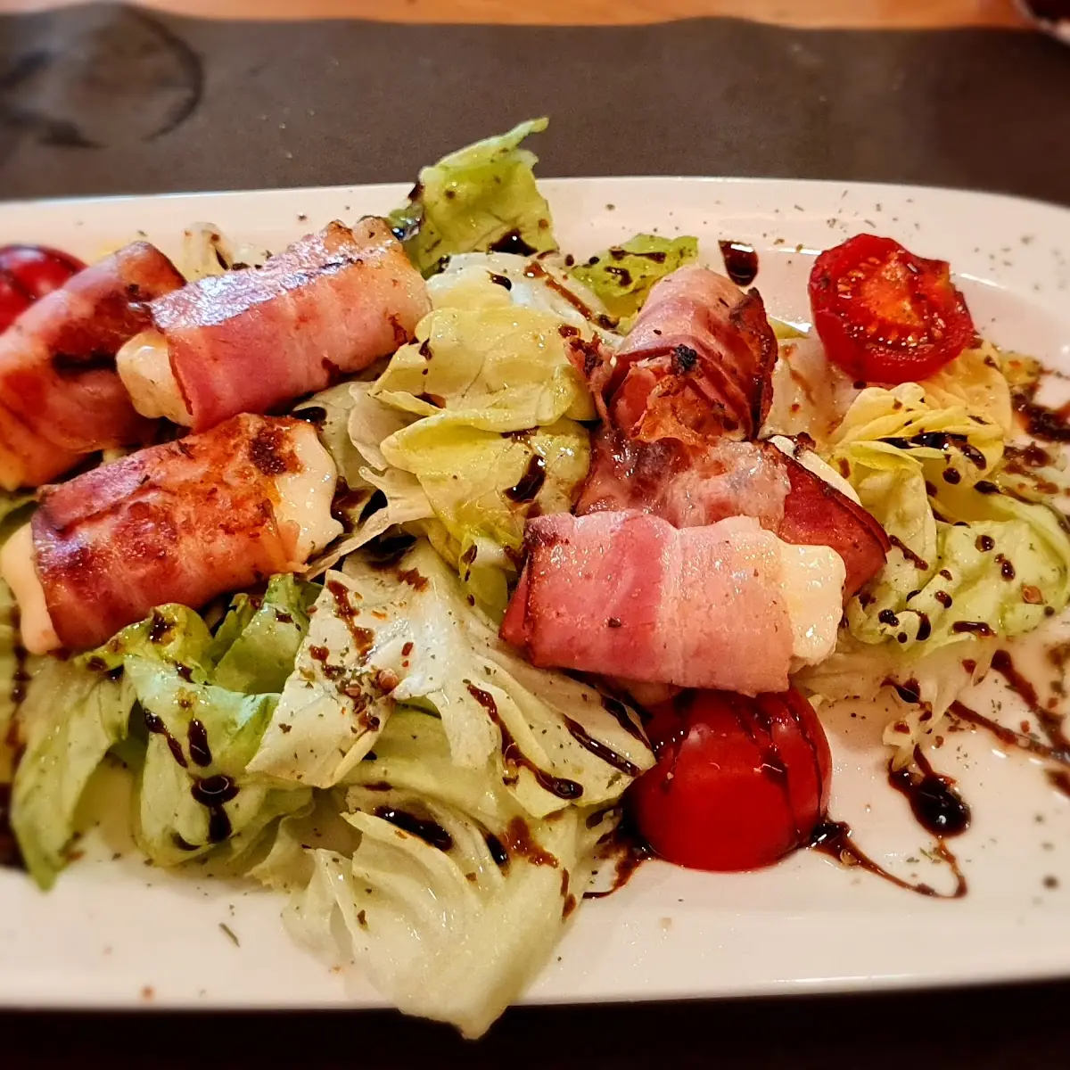 Schafskäse Im Speckmantel Auf Salat