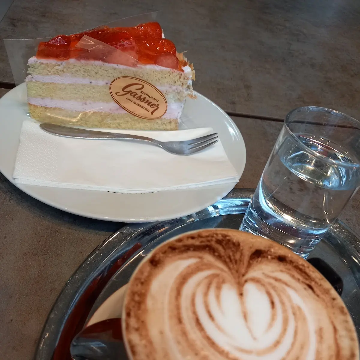 Cappuccino Mit Erdbeertorte