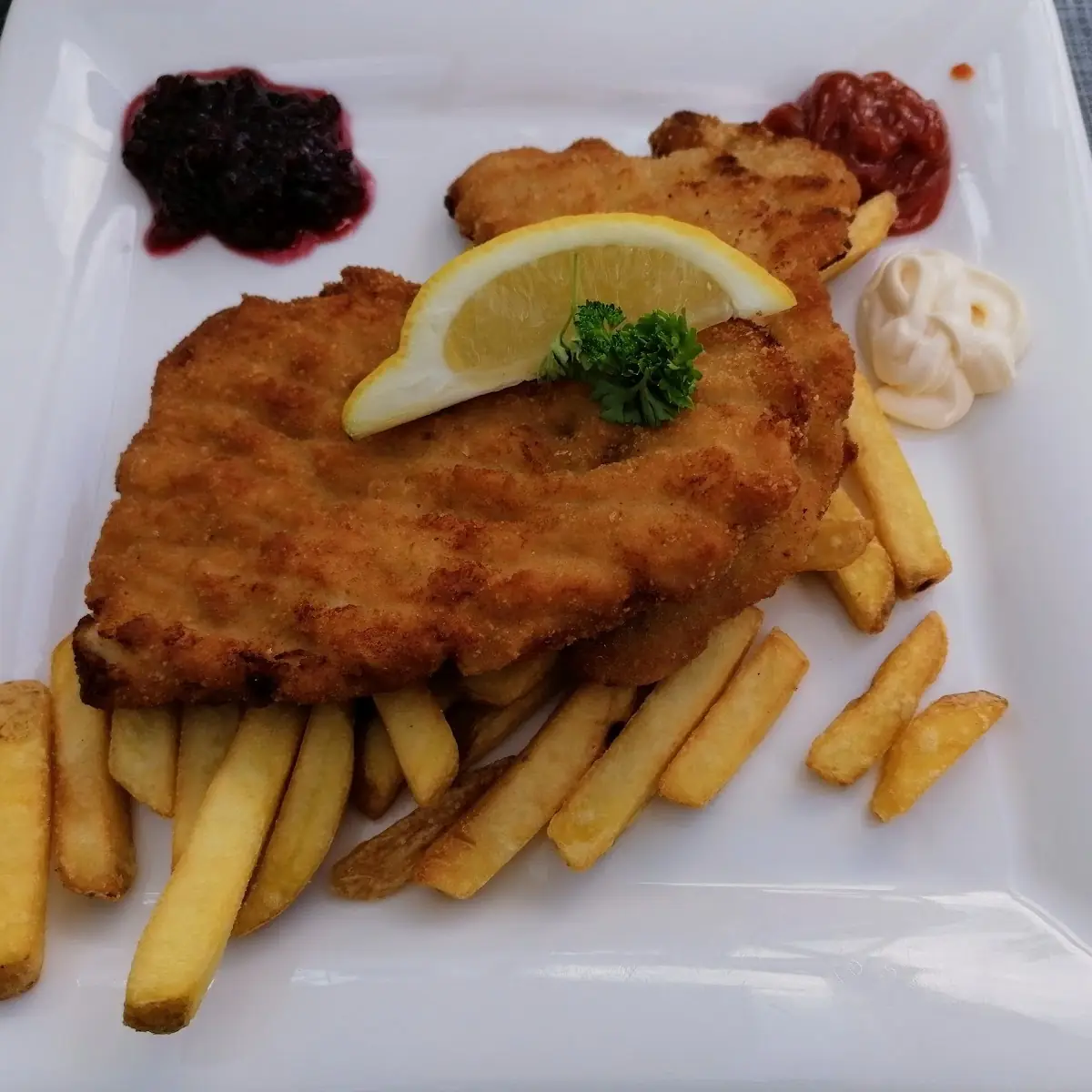 Wiener Schnitzel Mit Bauernpommes
