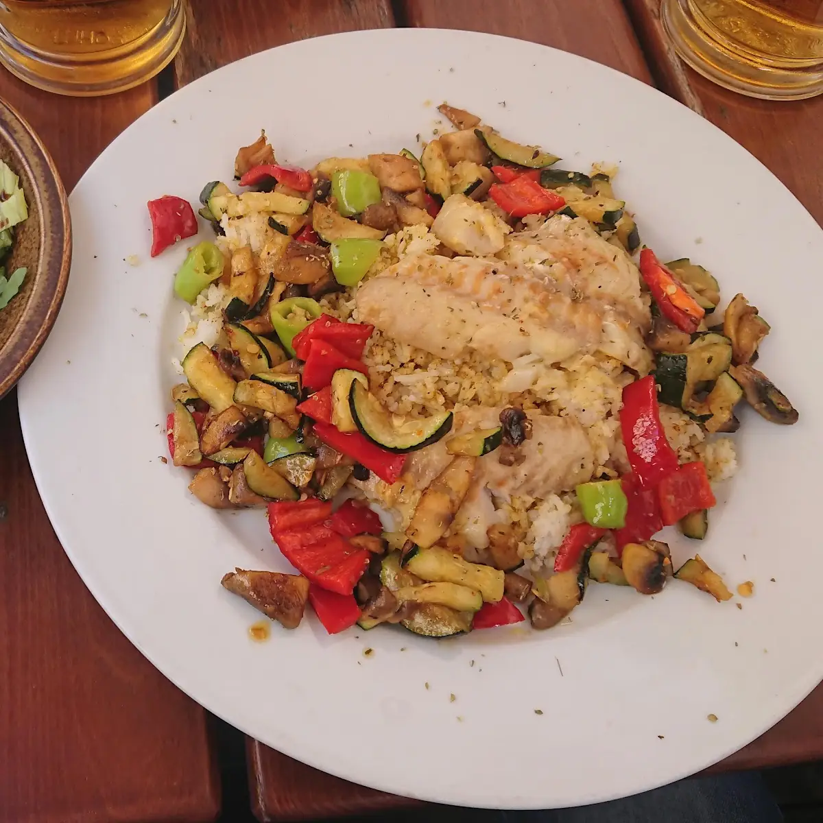 Barschfilet Auf Reis Mit Gemüse Und Salat