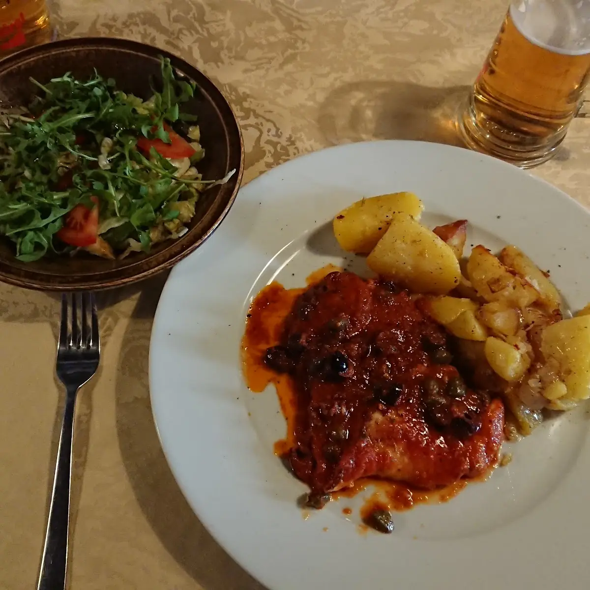 Pollo Alla Siziliana Mit Bratkartoffeln Und Gemischtem Salat