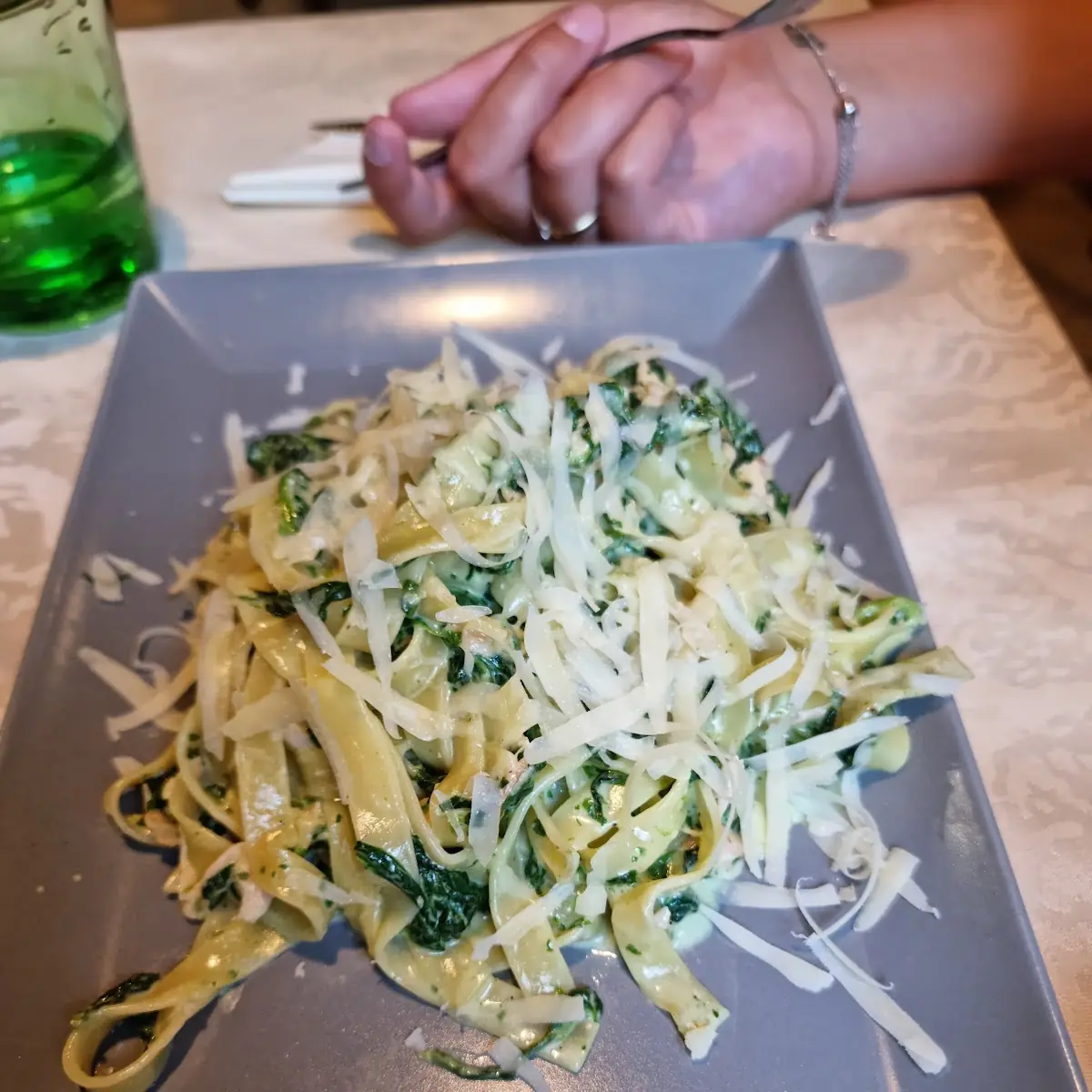 Tagliatelle Mit Lachs In Spinat-sahne-soße