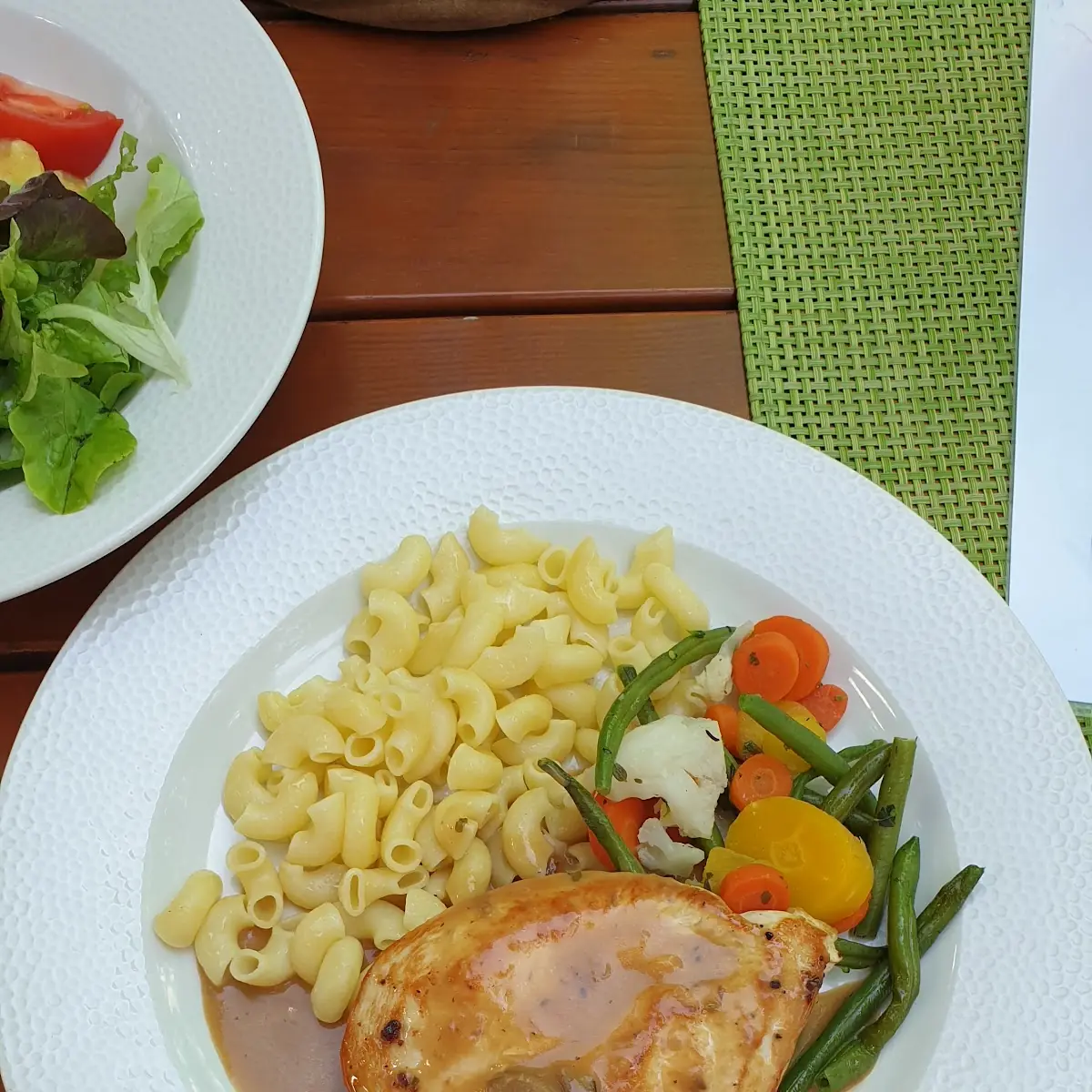 Gegrillte Hühnerbrust An Kräuterrahm Mit Gemüse Und Nudeln