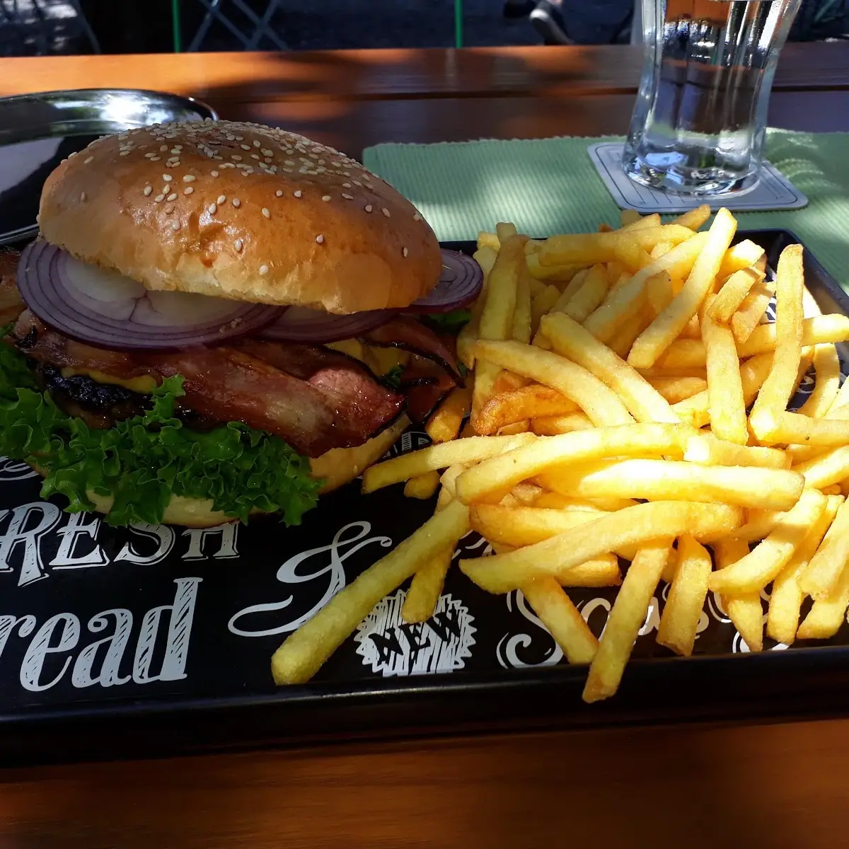 Hamburger Mit Pommes Frites