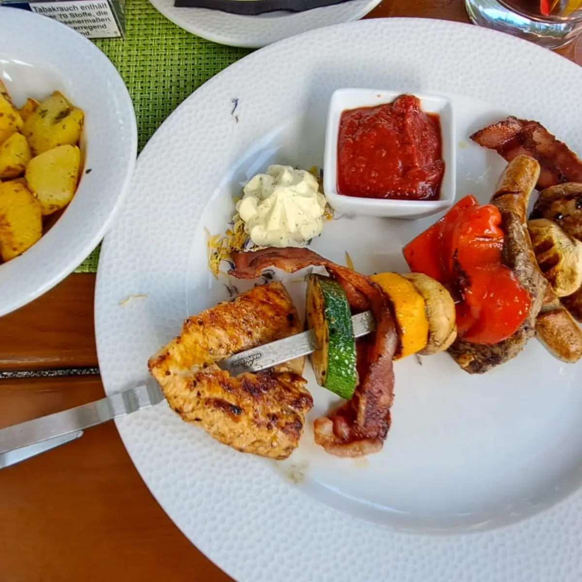 Hirschenspieß Mit Dreierlei Fleisch Und Beilagen