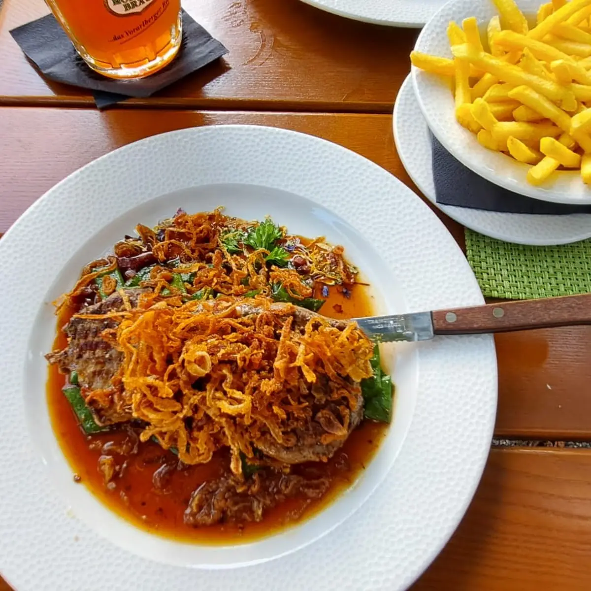 Zwiebelrostbraten Vom Black Angus Rind Mit Beilagen