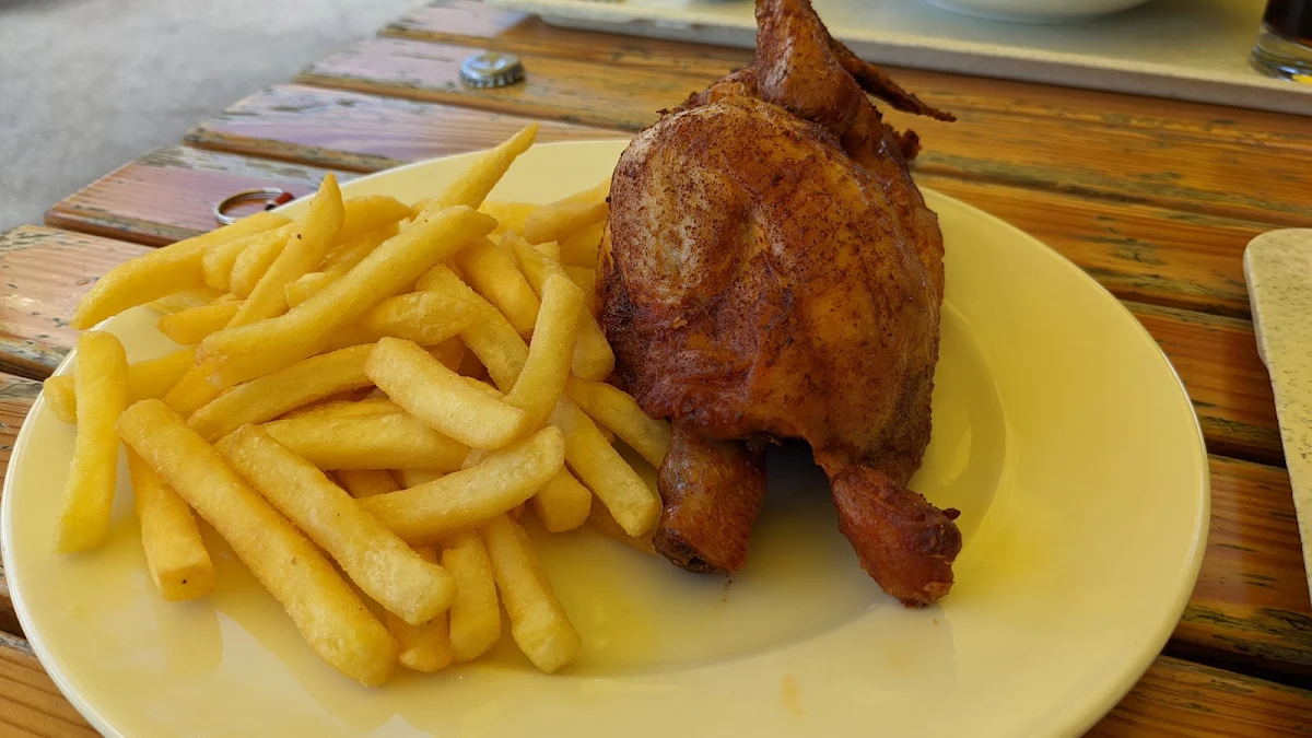 Hallbes Hänchen Mit Pommes Frites