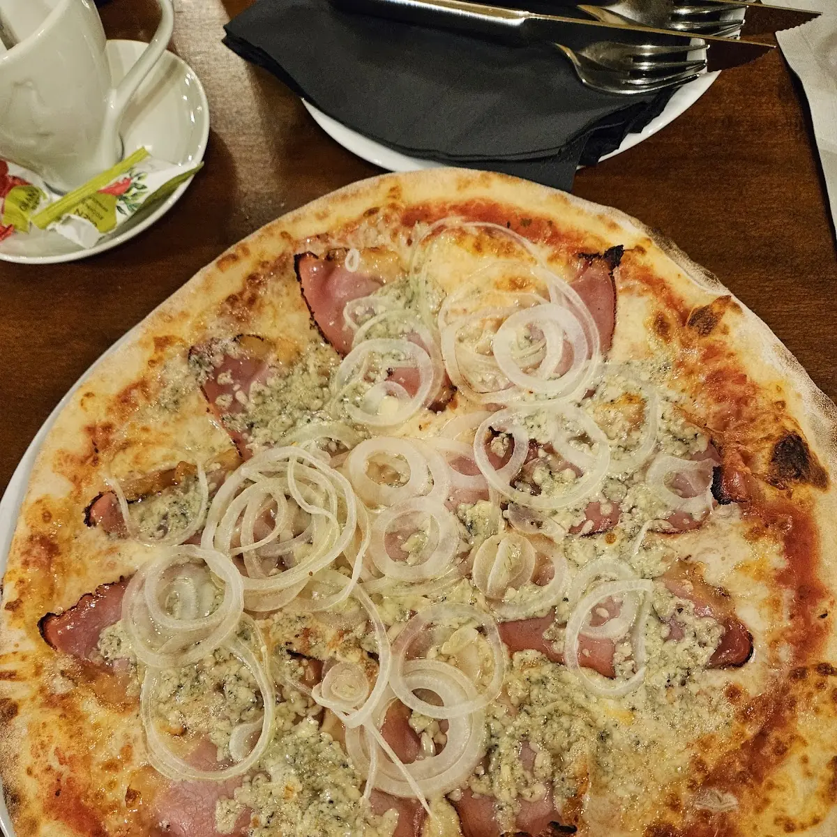 Rindsstreifensalat Und Pizza Capricciosa