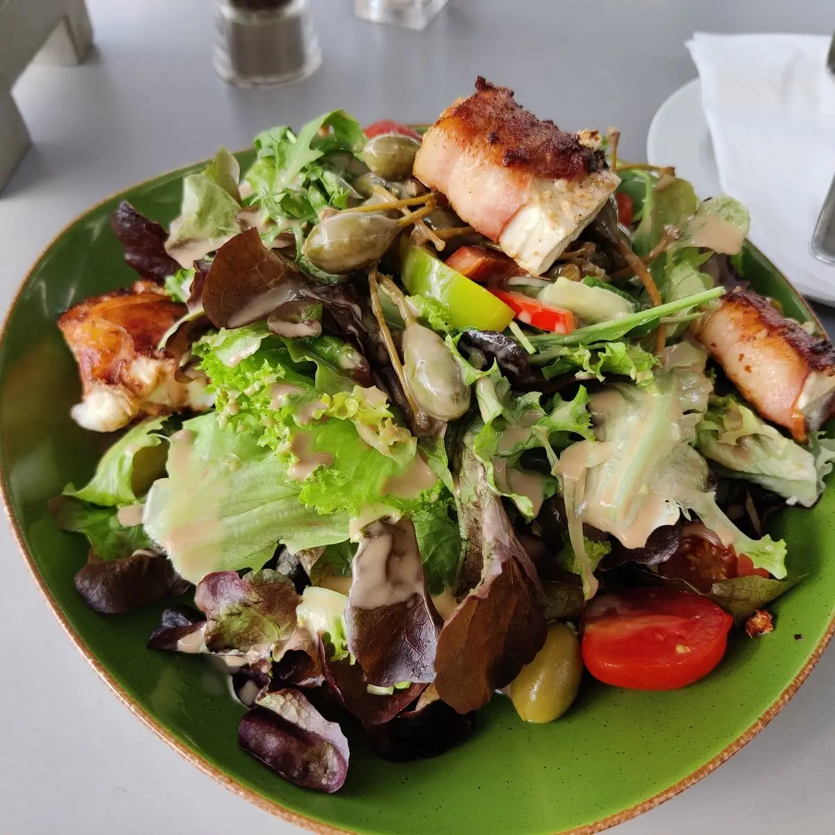 Schafskäse Im Speckmantel Auf Blattsalat